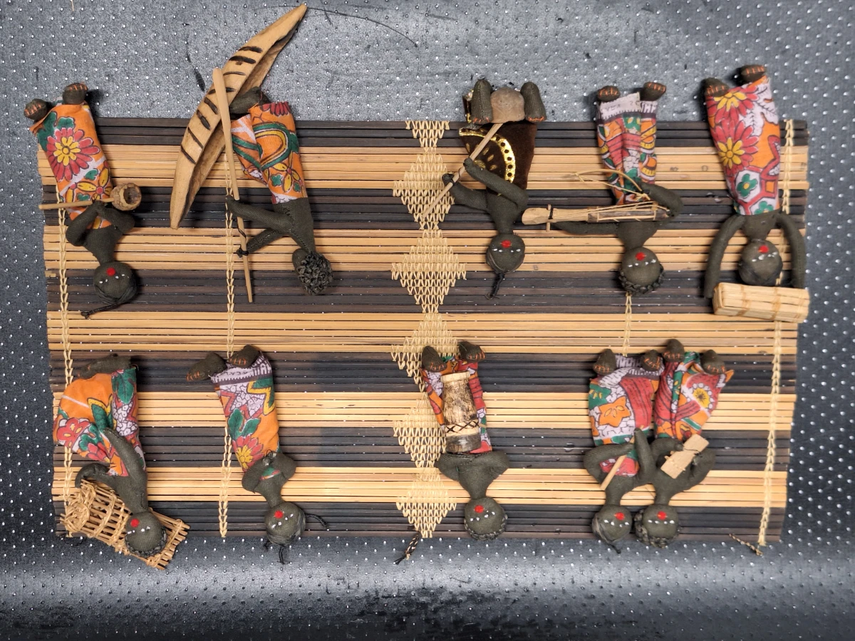 Set van 3 kleinere West-Afrikaanse wanddecoraties met miniatuurpoppen in dorpsscènes - foto 2