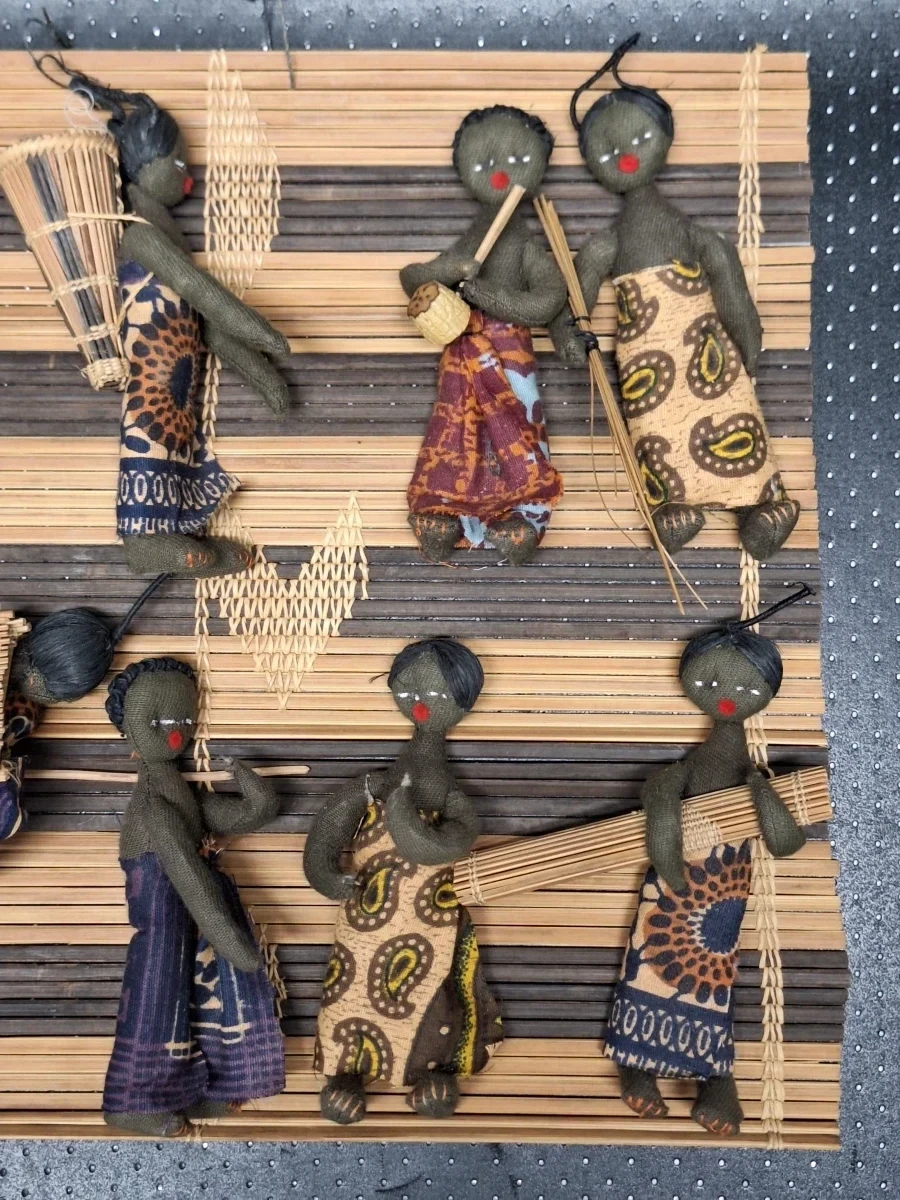 Set van 3 kleinere West-Afrikaanse wanddecoraties met miniatuurpoppen in dorpsscènes - foto 7