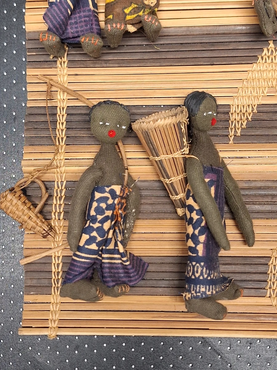 Set van 3 kleinere West-Afrikaanse wanddecoraties met miniatuurpoppen in dorpsscènes - foto 14