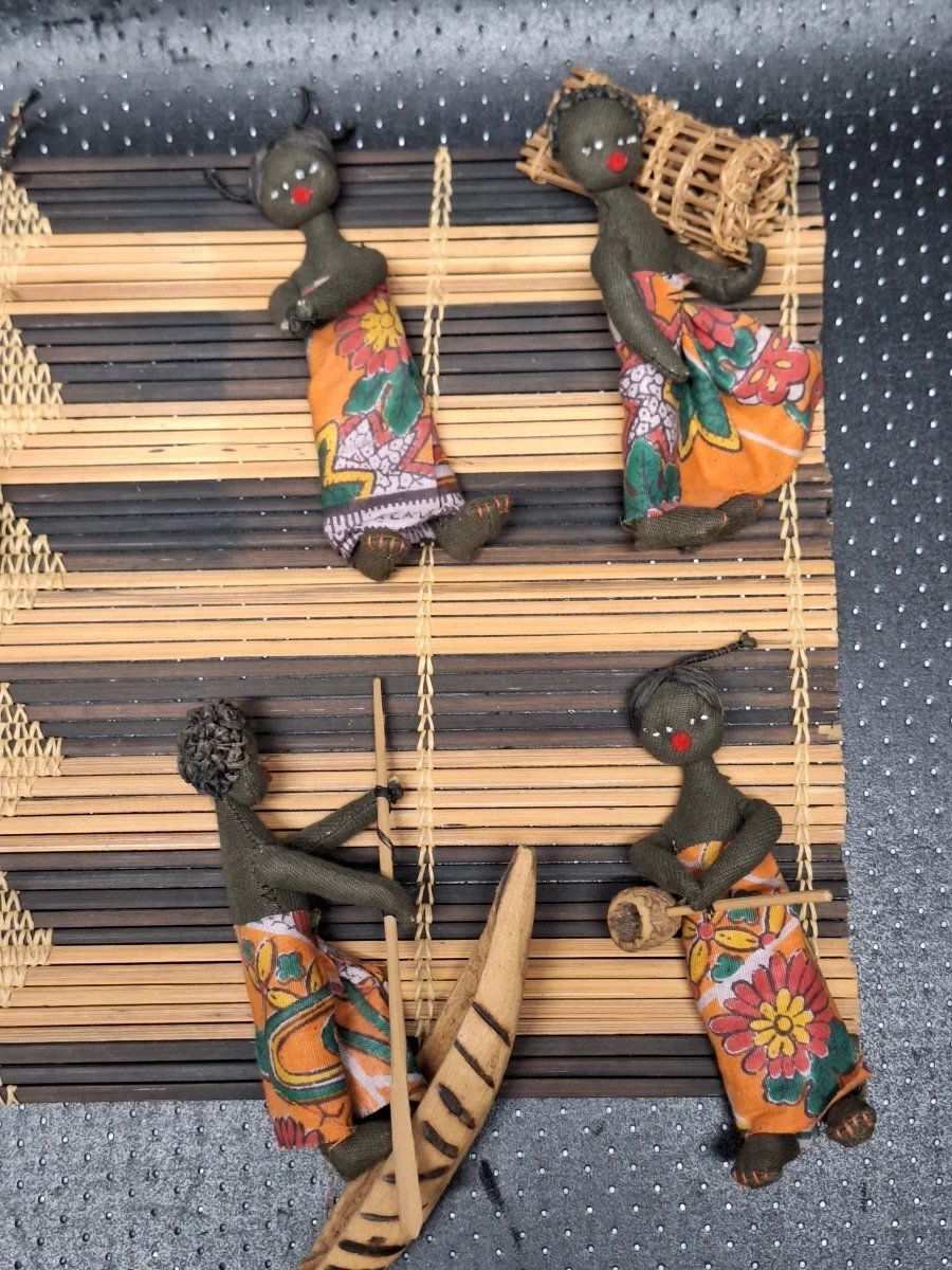 Set van 3 kleinere West-Afrikaanse wanddecoraties met miniatuurpoppen in dorpsscènes - foto 3
