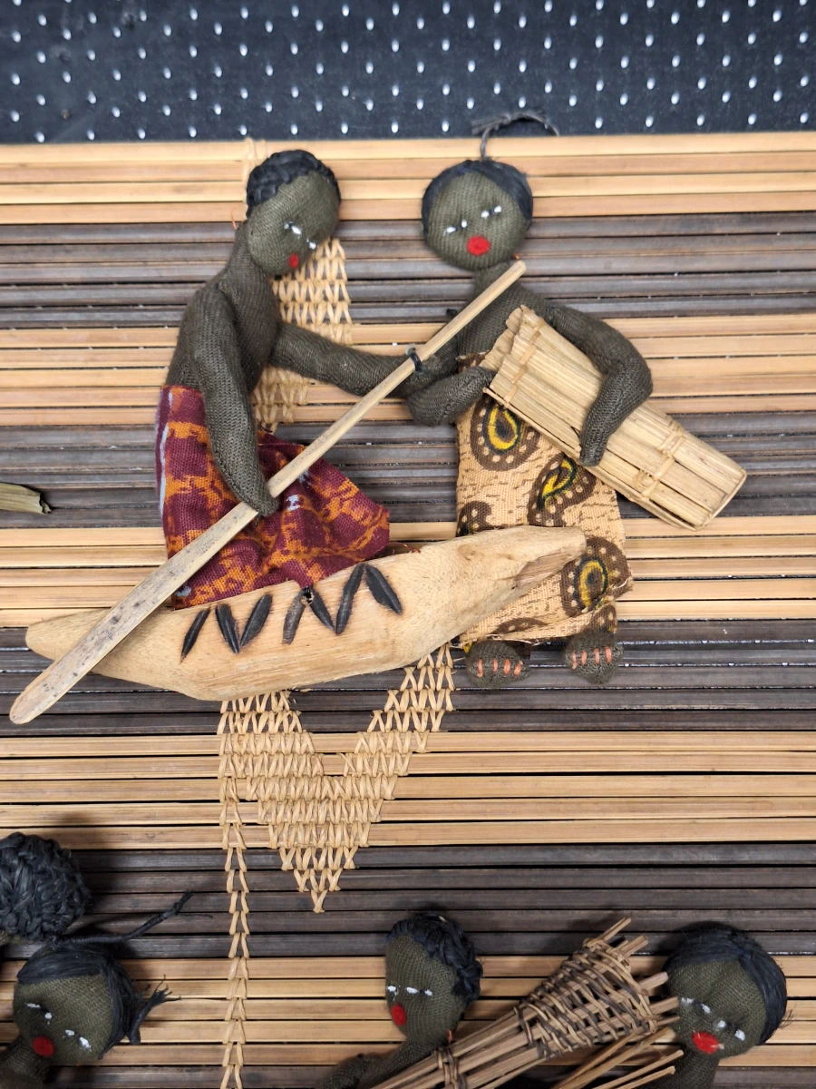 Set van 3 kleinere West-Afrikaanse wanddecoraties met miniatuurpoppen in dorpsscènes - foto 13