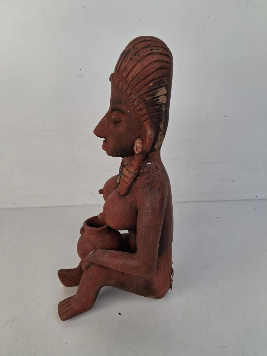 Terracotta beeld van een zittende vrouw - foto 2