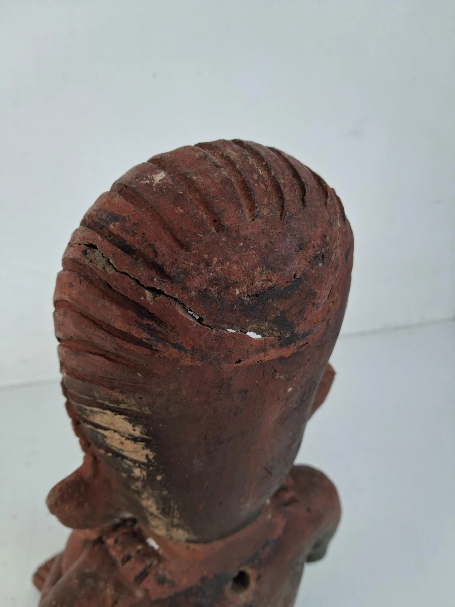 Terracotta beeld van een zittende vrouw - foto 5