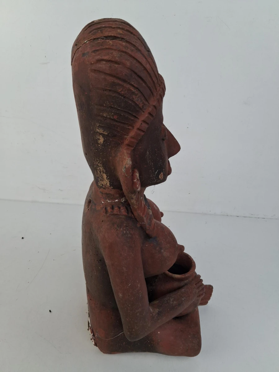 Terracotta beeld van een zittende vrouw - foto 4
