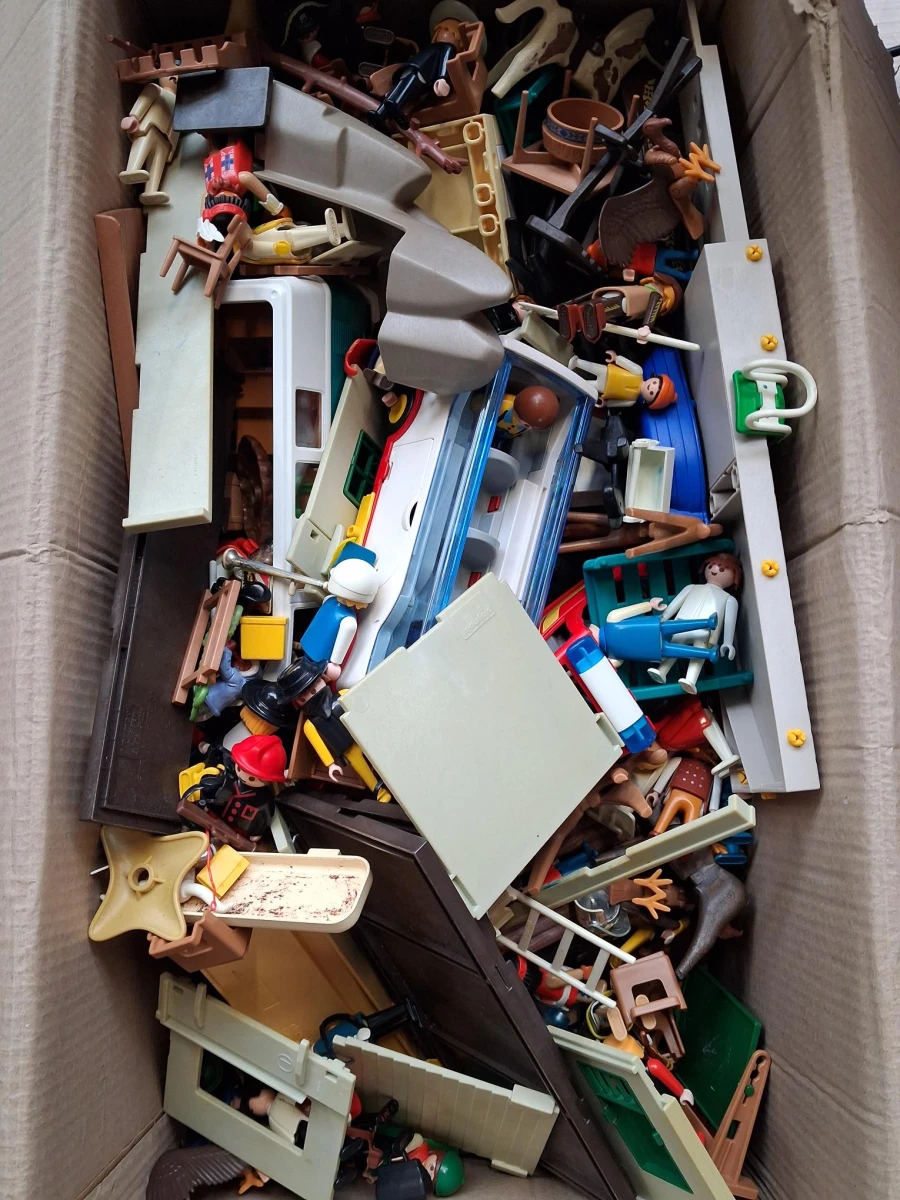 Zeven kg ongesorteerde playmobil – kavel bij De Kringwinkel, Waardamme