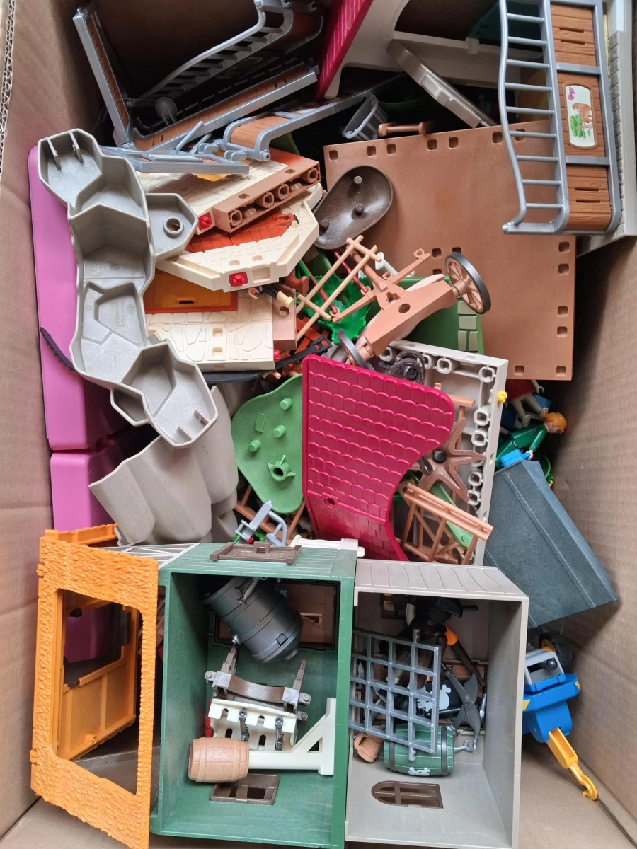 Zeven kg ongesorteerde playmobil – kavel bij De Kringwinkel, Waardamme