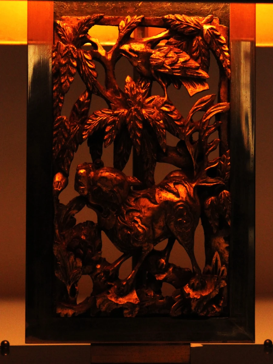 Decoratieve Aziatische tafellamp uit messing en handgesneden hout - foto 4