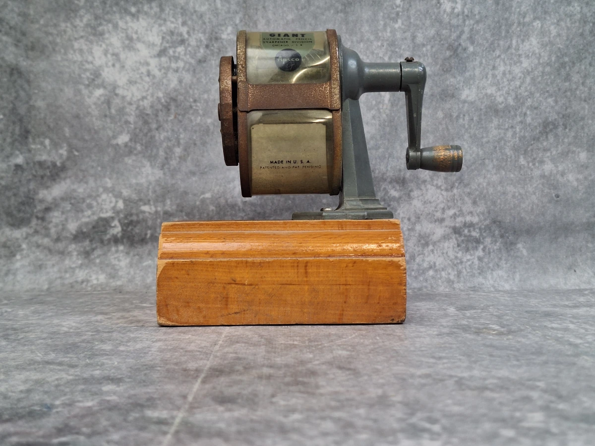Verzameling vintage kantoorbenodigdheden en tekenattributen van o.a. Rotring, Apsco en Scotch - foto 13