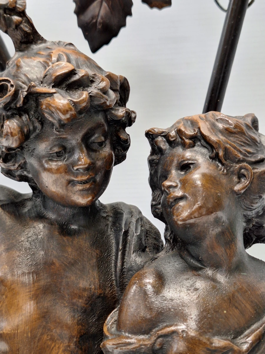 Romantische tafellamp naar Auguste Moreau - sculpturaal decor met twee amberkleurige bloemkappen - foto 8