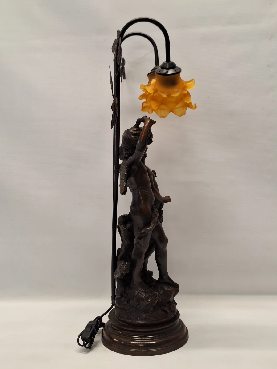Romantische tafellamp naar Auguste Moreau - sculpturaal decor met twee amberkleurige bloemkappen - foto 12