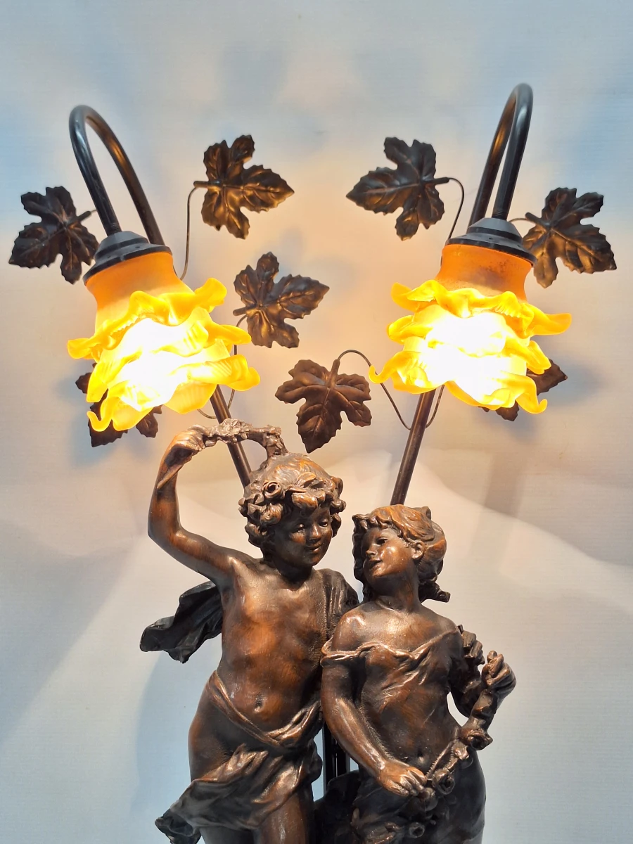 Romantische tafellamp naar Auguste Moreau - sculpturaal decor met twee amberkleurige bloemkappen - foto 3