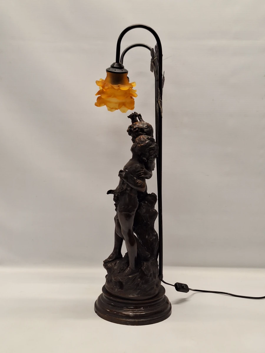 Romantische tafellamp naar Auguste Moreau - sculpturaal decor met twee amberkleurige bloemkappen - foto 10