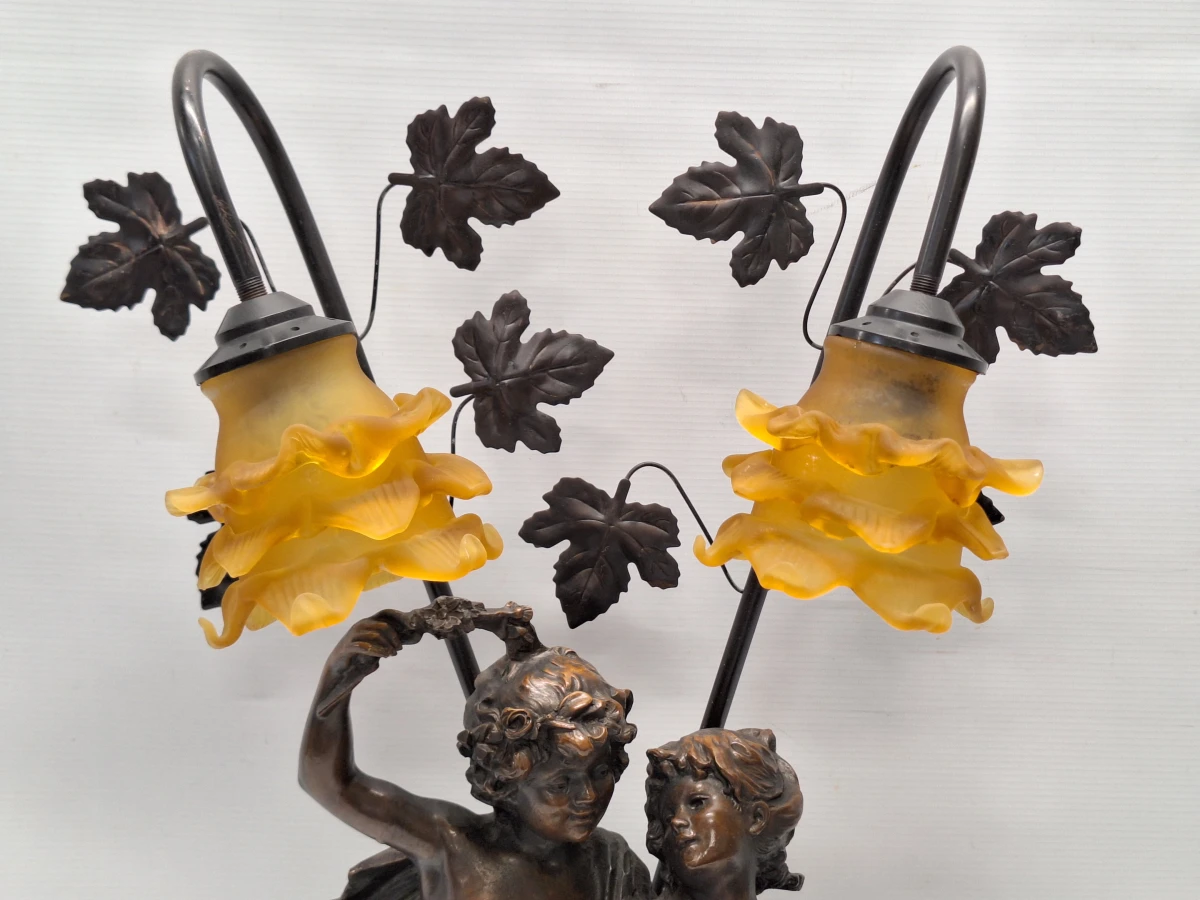 Romantische tafellamp naar Auguste Moreau - sculpturaal decor met twee amberkleurige bloemkappen - foto 7