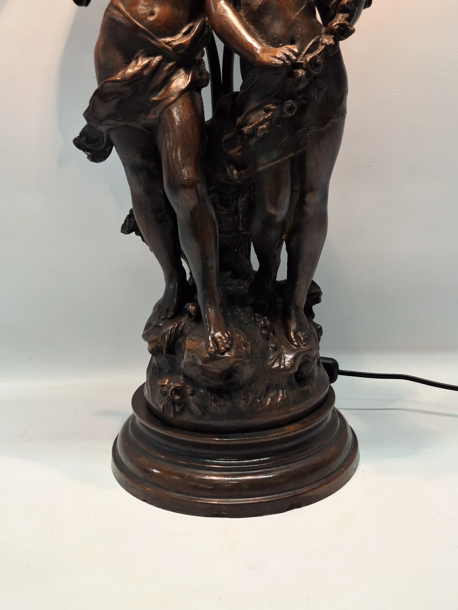 Romantische tafellamp naar Auguste Moreau - sculpturaal decor met twee amberkleurige bloemkappen - foto 2