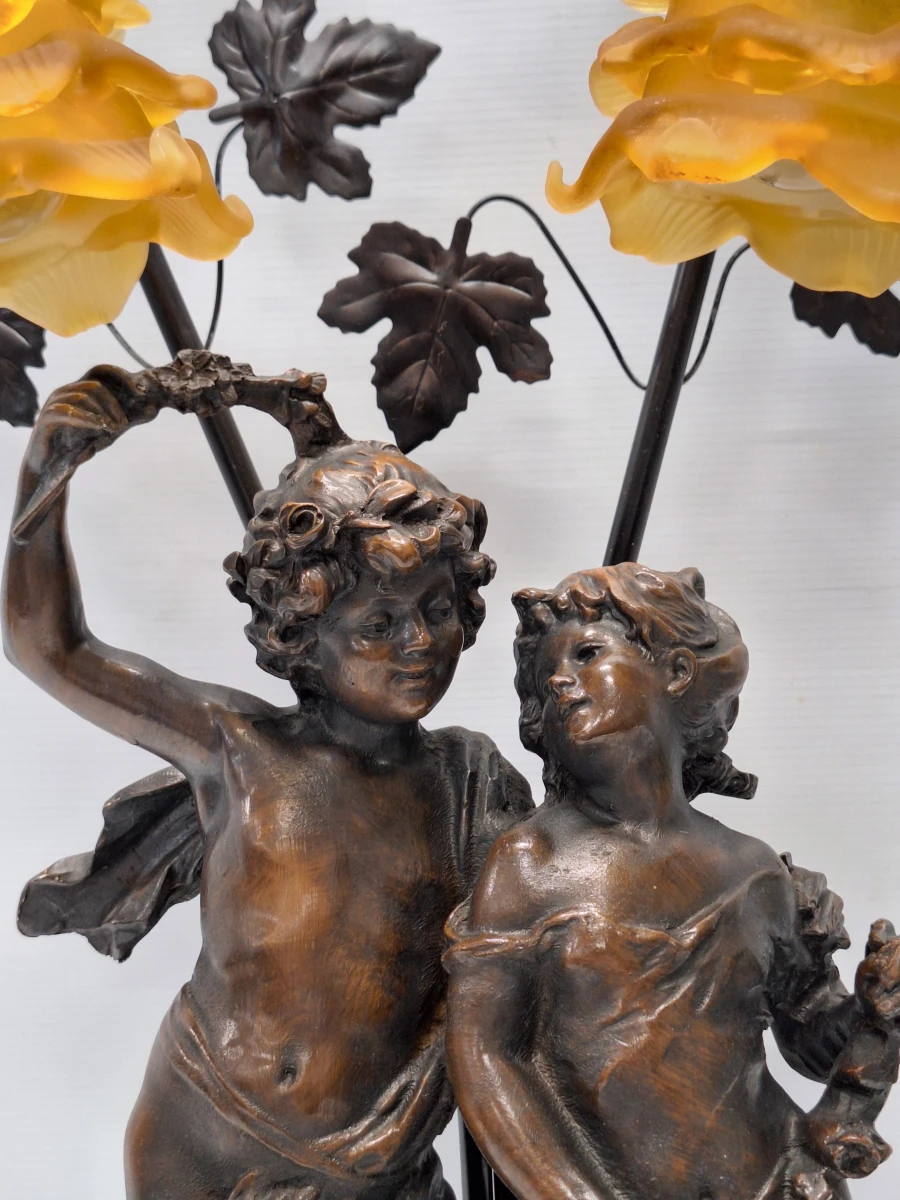 Romantische tafellamp naar Auguste Moreau - sculpturaal decor met twee amberkleurige bloemkappen - foto 6