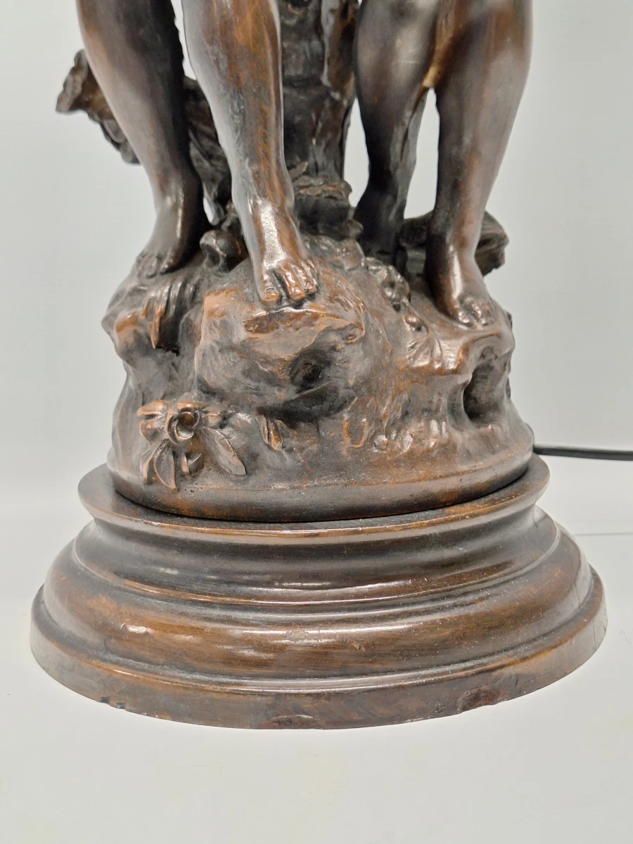 Romantische tafellamp naar Auguste Moreau - sculpturaal decor met twee amberkleurige bloemkappen - foto 4