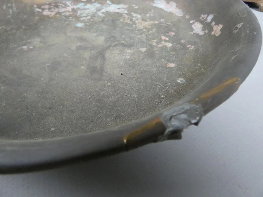 Oude metalen balansweegschaal met beschadigde schalen - foto 12
