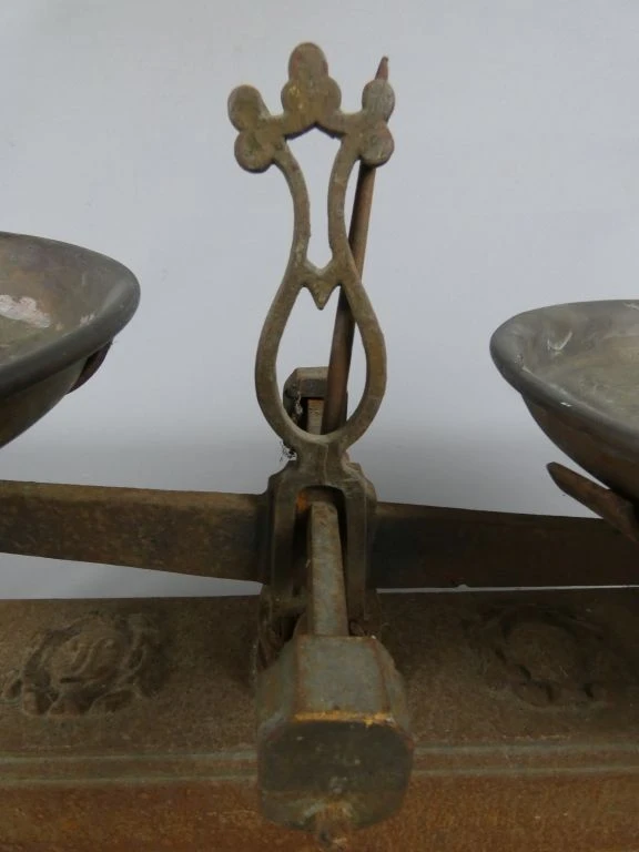 Oude metalen balansweegschaal met beschadigde schalen - foto 4