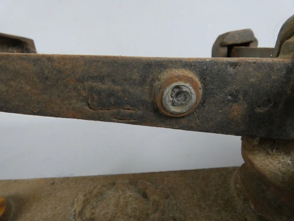 Oude metalen balansweegschaal met beschadigde schalen - foto 8