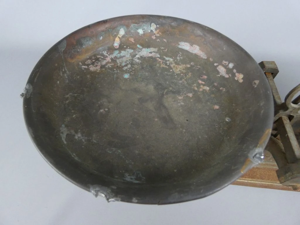 Oude metalen balansweegschaal met beschadigde schalen - foto 2