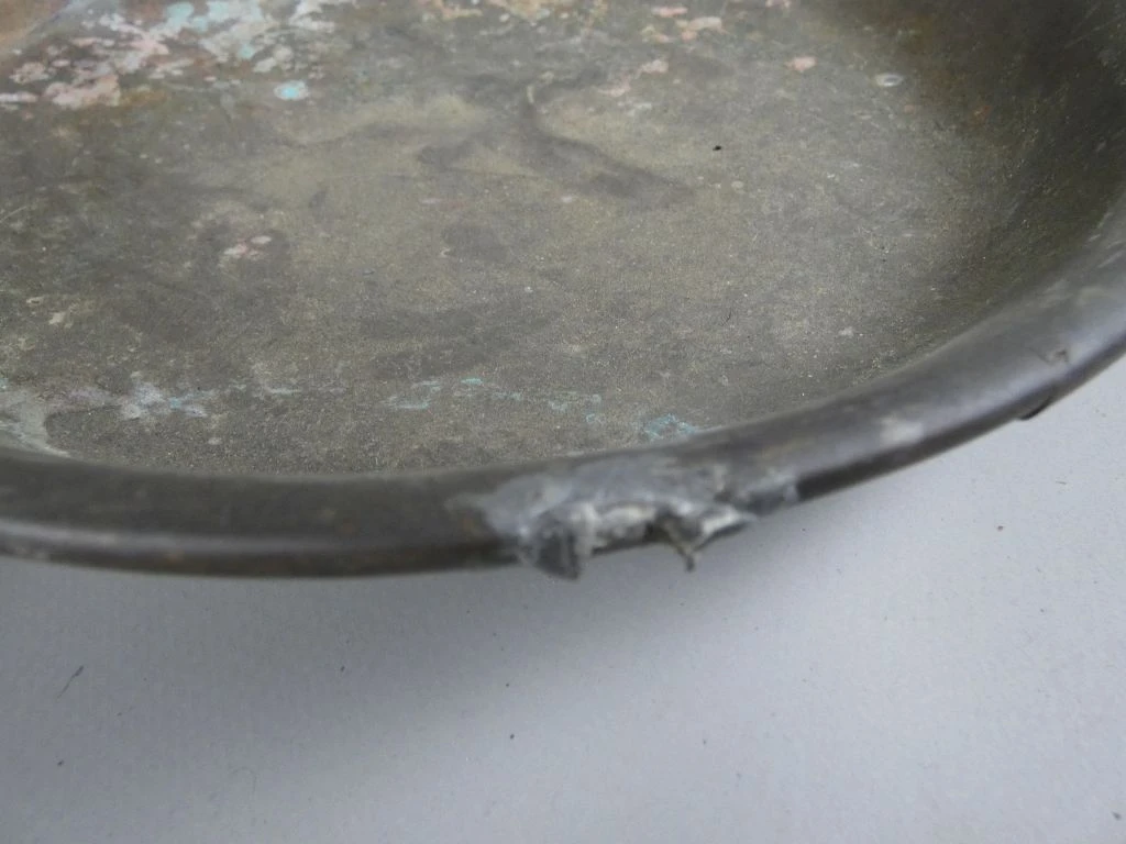 Oude metalen balansweegschaal met beschadigde schalen - foto 13