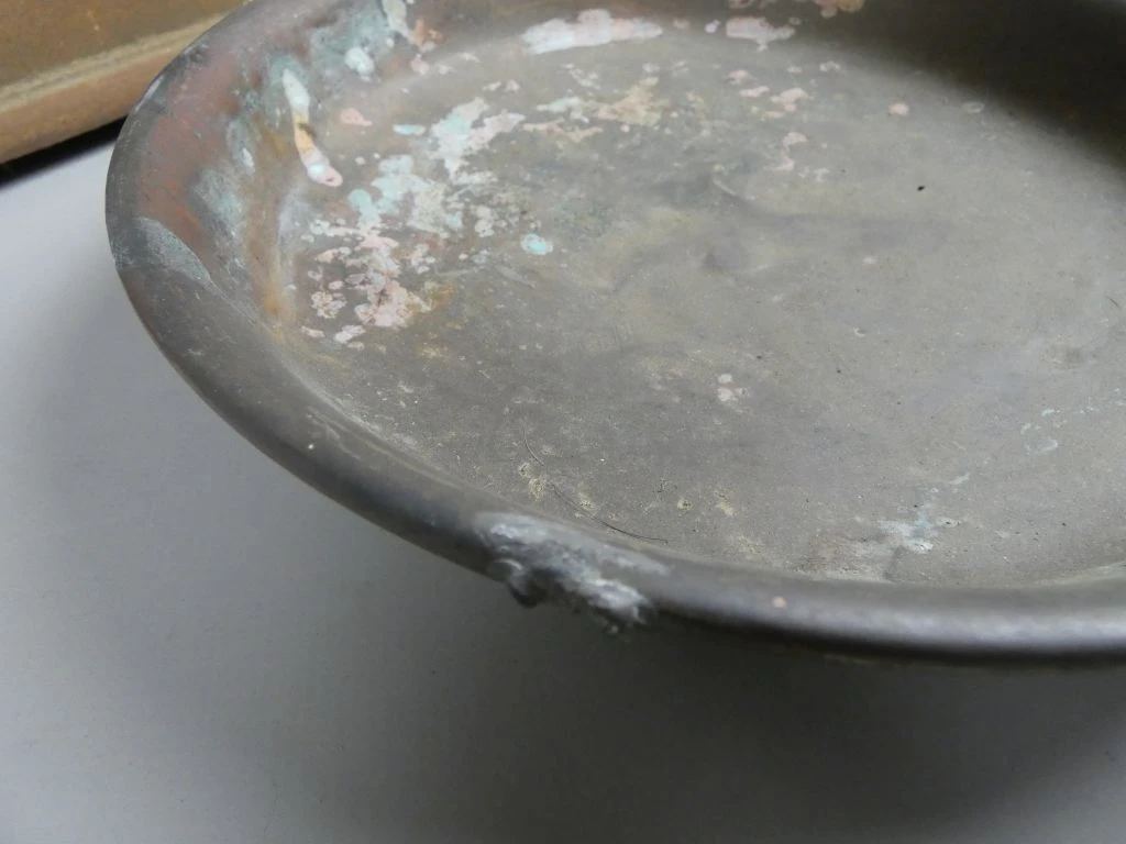 Oude metalen balansweegschaal met beschadigde schalen - foto 14