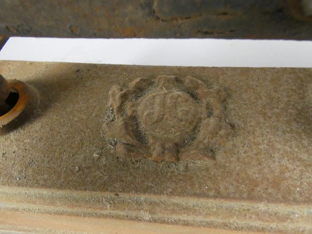 Oude metalen balansweegschaal met beschadigde schalen - foto 6