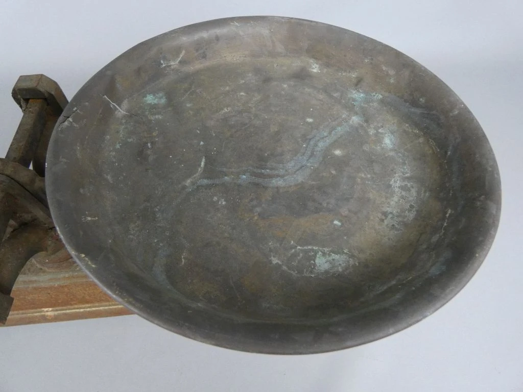 Oude metalen balansweegschaal met beschadigde schalen - foto 3