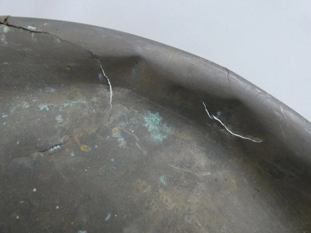 Oude metalen balansweegschaal met beschadigde schalen - foto 11
