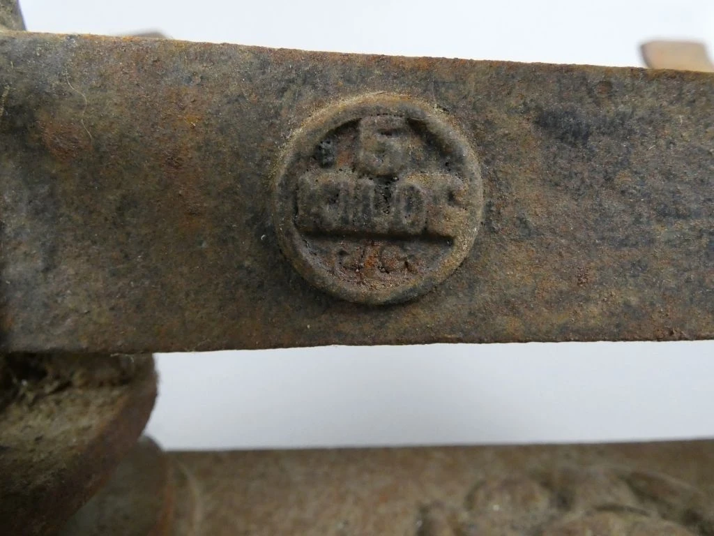 Oude metalen balansweegschaal met beschadigde schalen - foto 7