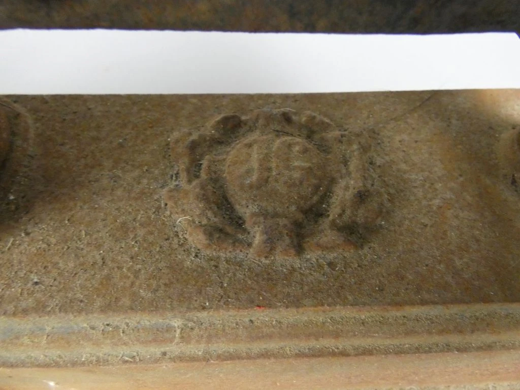 Oude metalen balansweegschaal met beschadigde schalen - foto 5