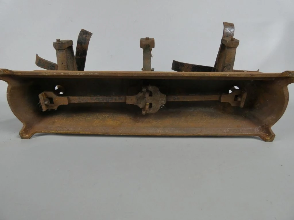 Oude metalen balansweegschaal met beschadigde schalen - foto 10