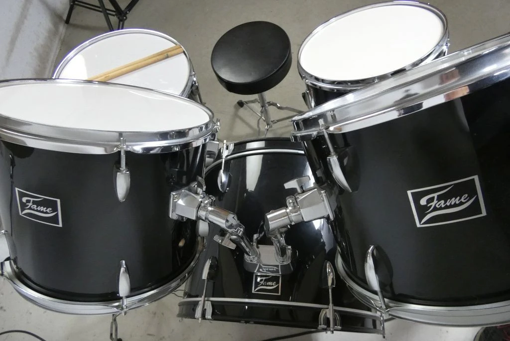 Compleet drumstel met bekkens en drumstokken - foto 9