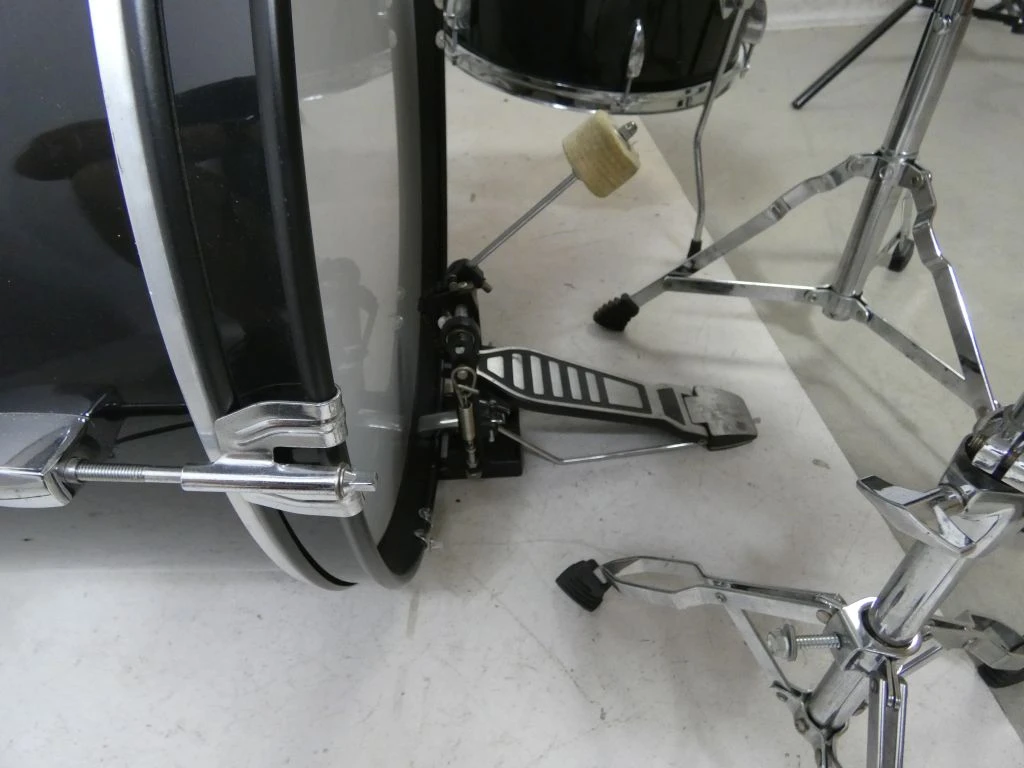 Compleet drumstel met bekkens en drumstokken - foto 12