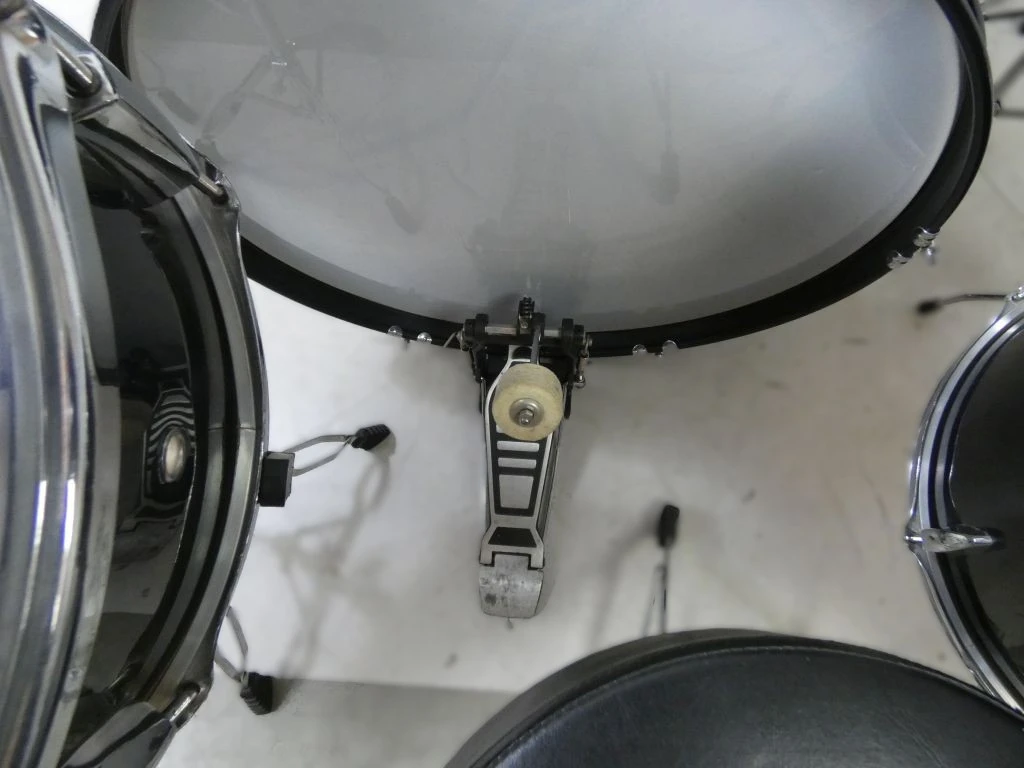 Compleet drumstel met bekkens en drumstokken - foto 6
