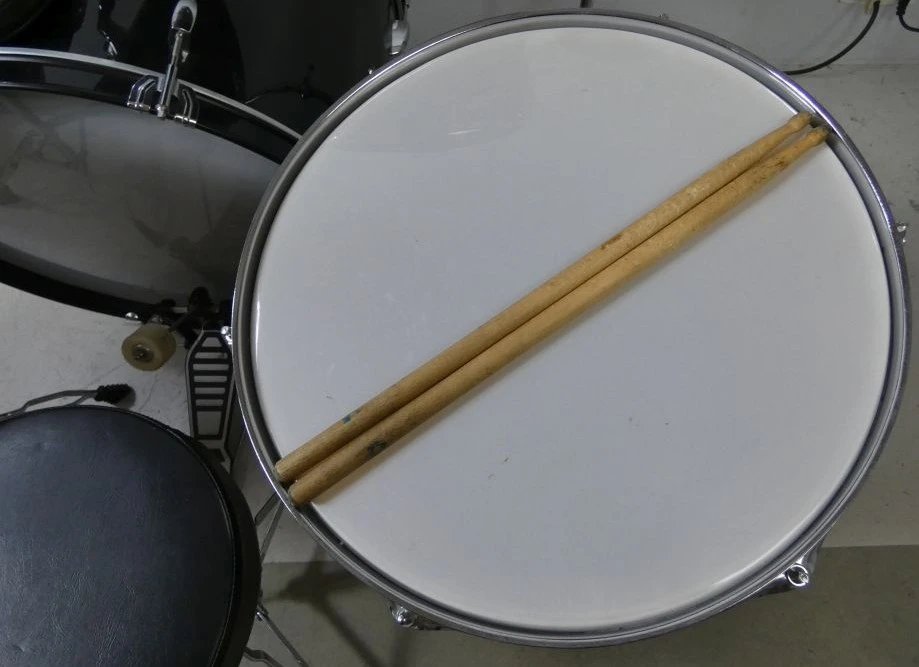 Compleet drumstel met bekkens en drumstokken - foto 5