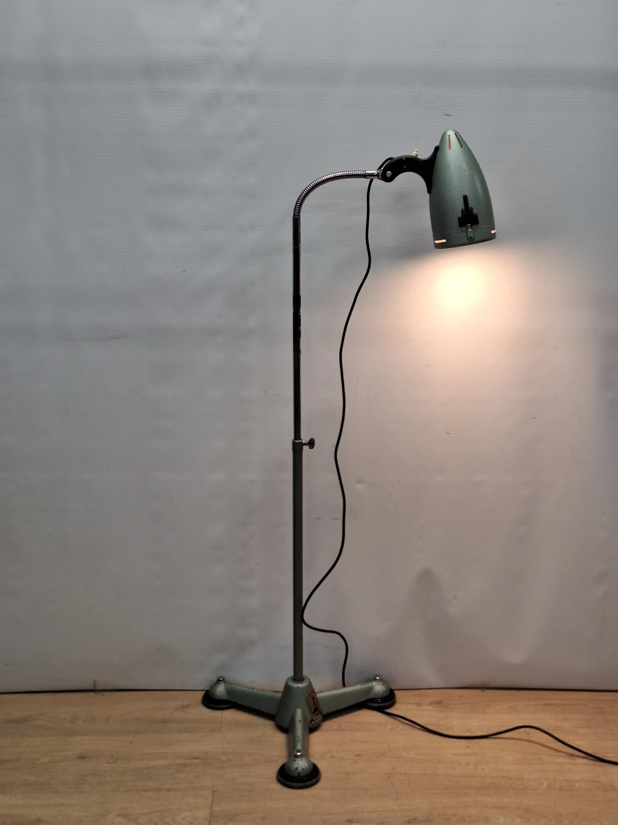 Origial Hanau vintage industriële vloerlamp – voormalig Deutsche Bundeswehr - foto 11