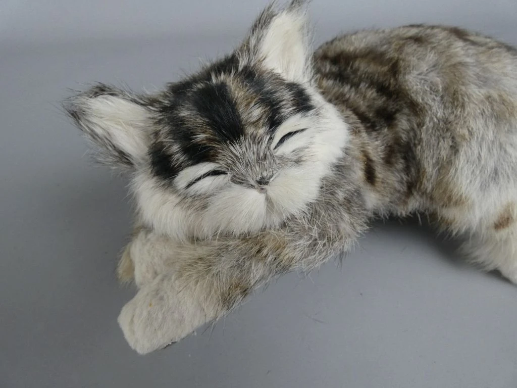 Pluche liggende kat decoratie - foto 4