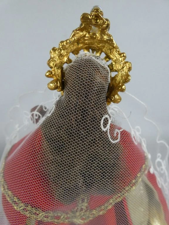 Religieus beeldje onder stolp met rode mantel en goudkleurige details - foto 4
