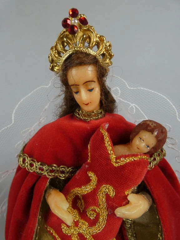 Religieus beeldje onder stolp met rode mantel en goudkleurige details - foto 2