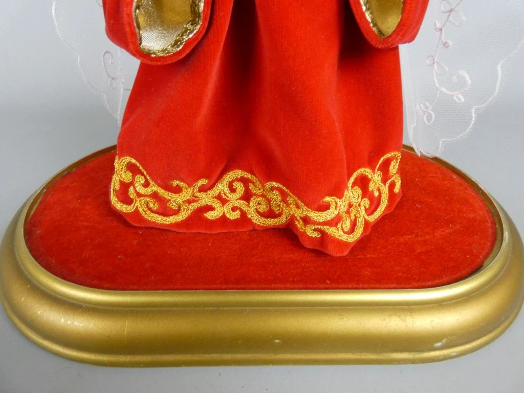 Religieus beeldje onder stolp met rode mantel en goudkleurige details - foto 3
