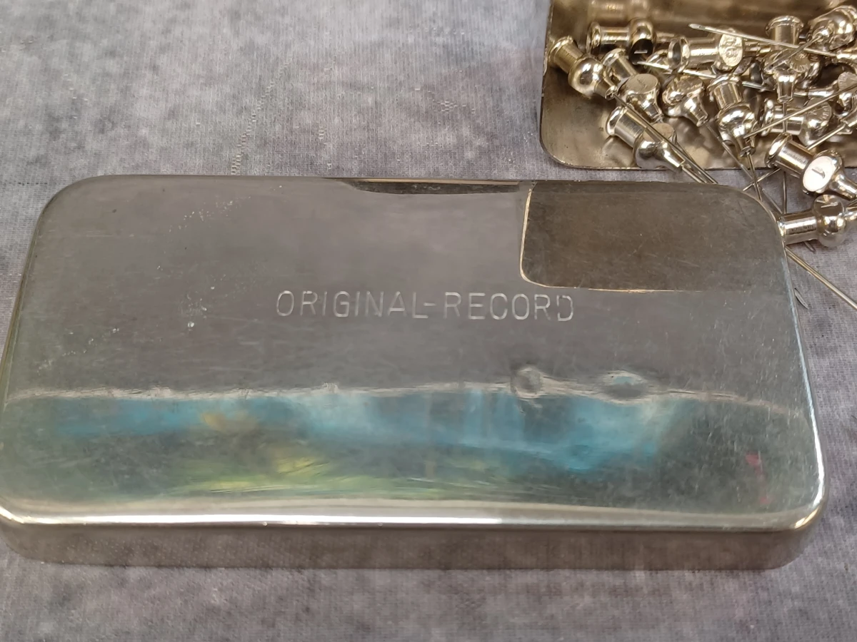 Uitgebreide en historische medische dokterset met Original Record instrumentendoos, diagnostische instrumenten en medicijnblikken - foto 8