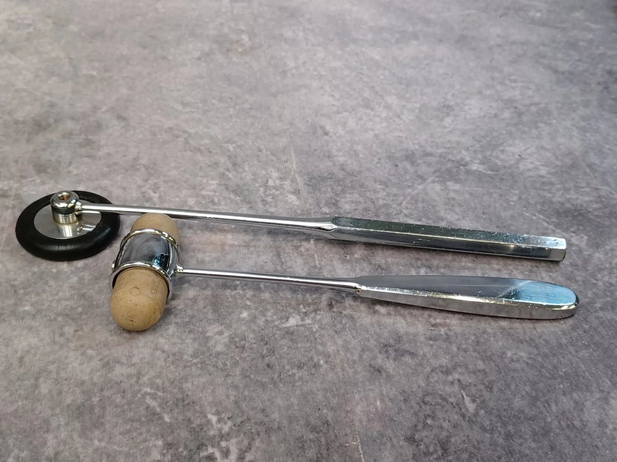 Uitgebreide en historische medische dokterset met Original Record instrumentendoos, diagnostische instrumenten en medicijnblikken - foto 15