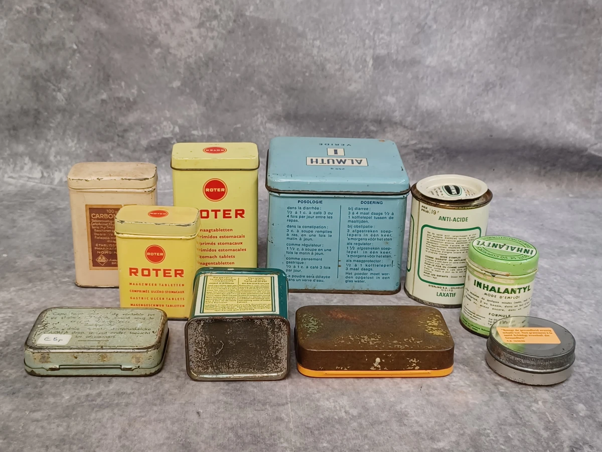 Uitgebreide en historische medische dokterset met Original Record instrumentendoos, diagnostische instrumenten en medicijnblikken - foto 3
