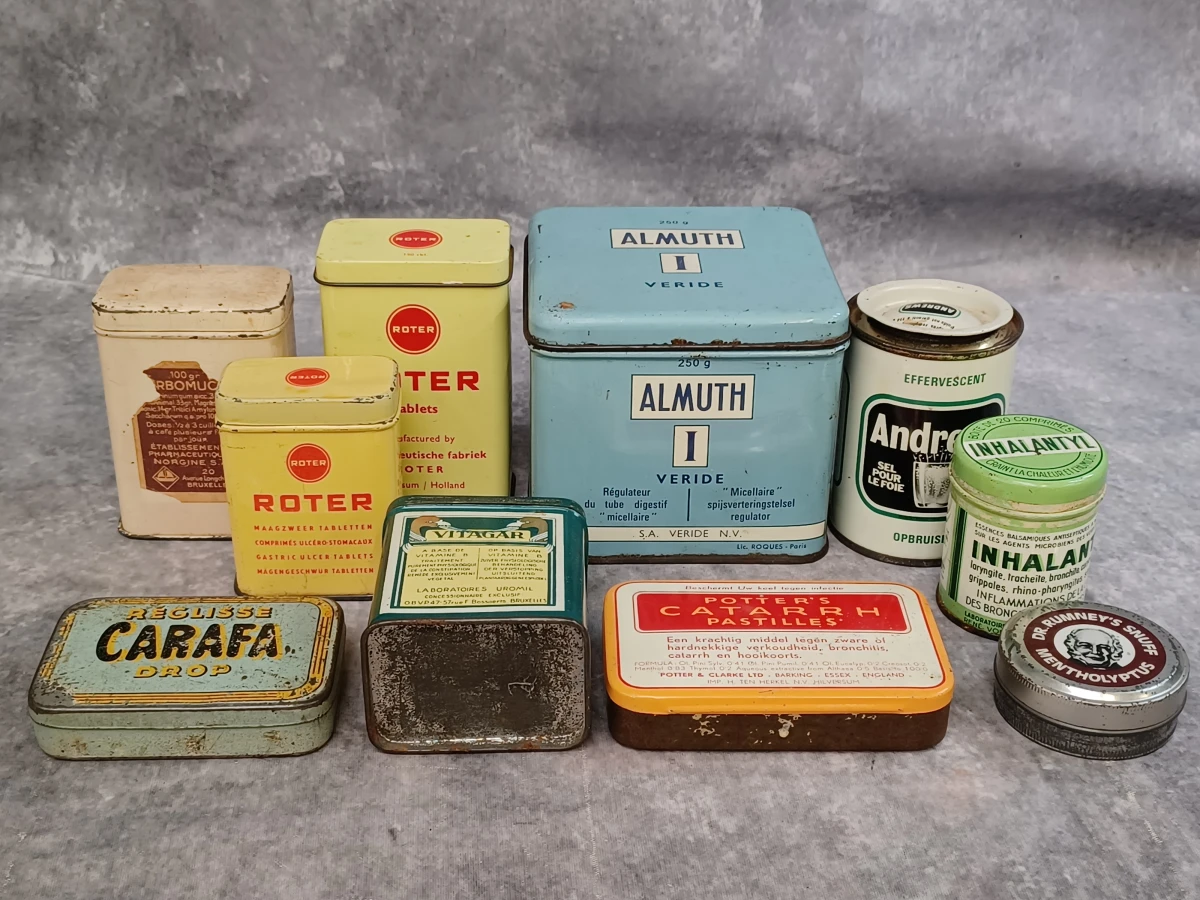Uitgebreide en historische medische dokterset met Original Record instrumentendoos, diagnostische instrumenten en medicijnblikken - foto 2