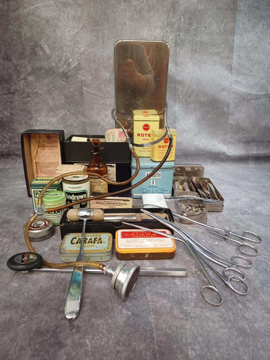 Uitgebreide en historische medische dokterset met Original Record instrumentendoos, diagnostische instrumenten en medicijnblikken – kavel bij De Kringwinkel, Gent