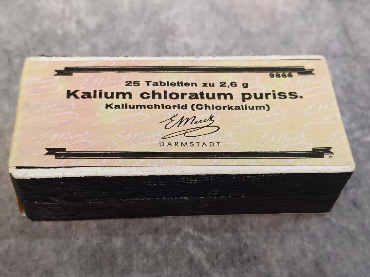Uitgebreide en historische medische dokterset met Original Record instrumentendoos, diagnostische instrumenten en medicijnblikken - foto 25