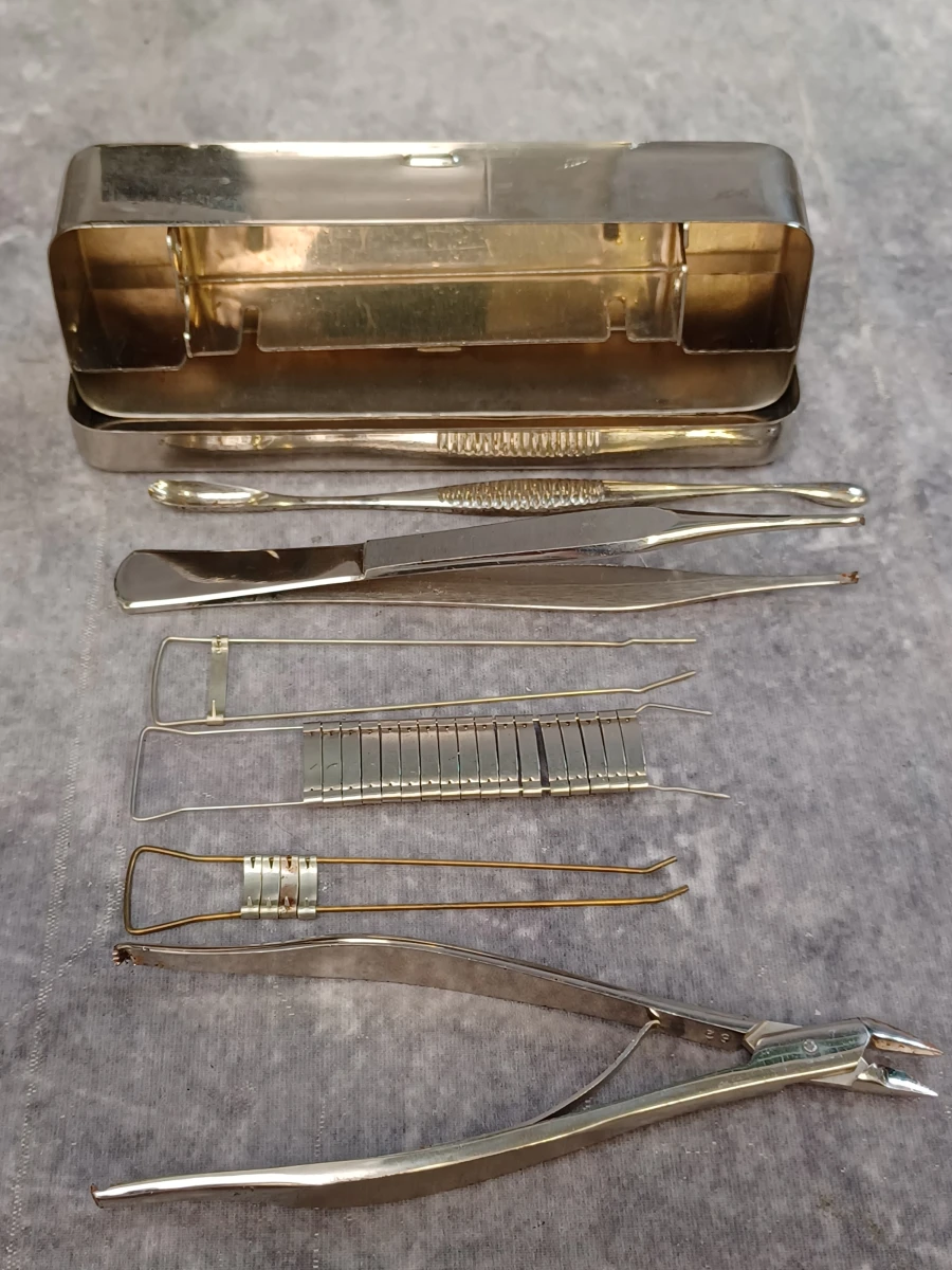 Uitgebreide en historische medische dokterset met Original Record instrumentendoos, diagnostische instrumenten en medicijnblikken - foto 6