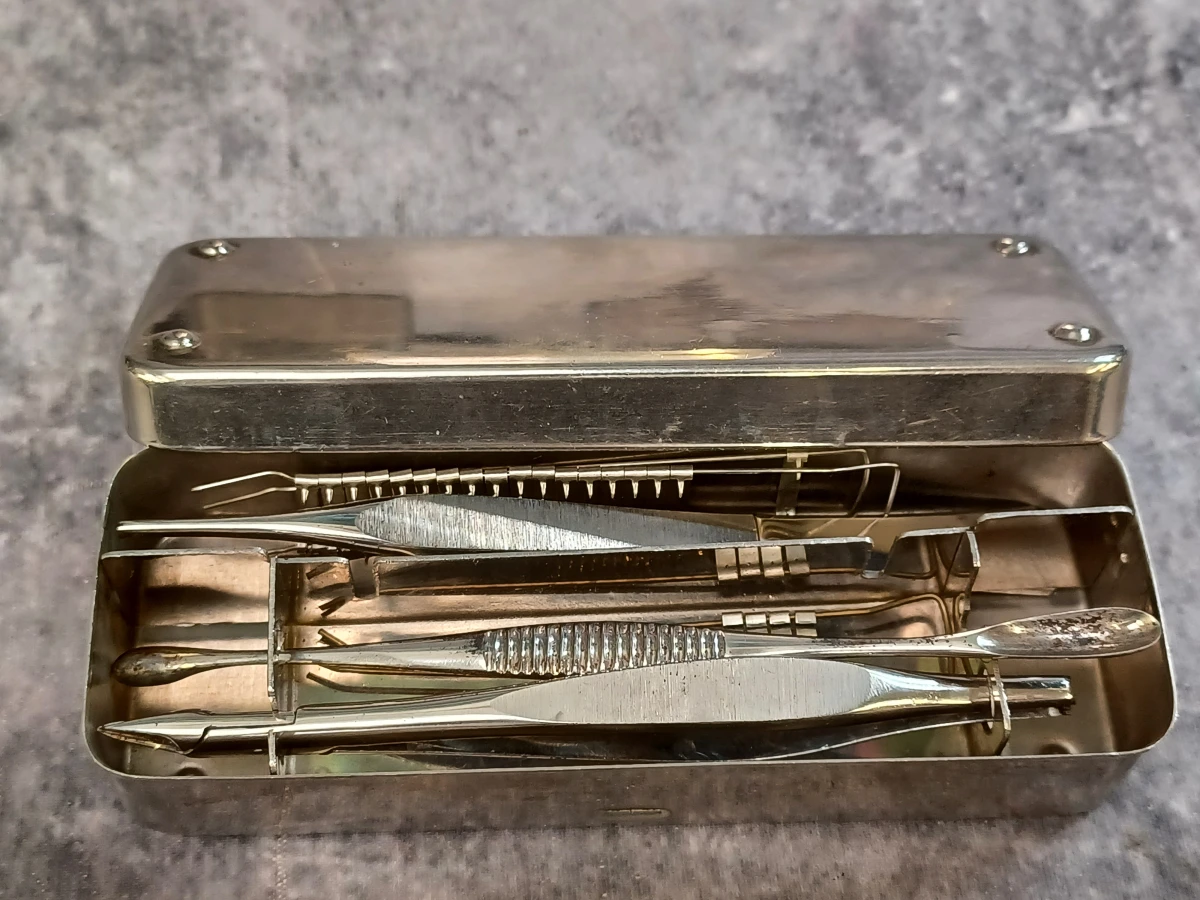 Uitgebreide en historische medische dokterset met Original Record instrumentendoos, diagnostische instrumenten en medicijnblikken - foto 5