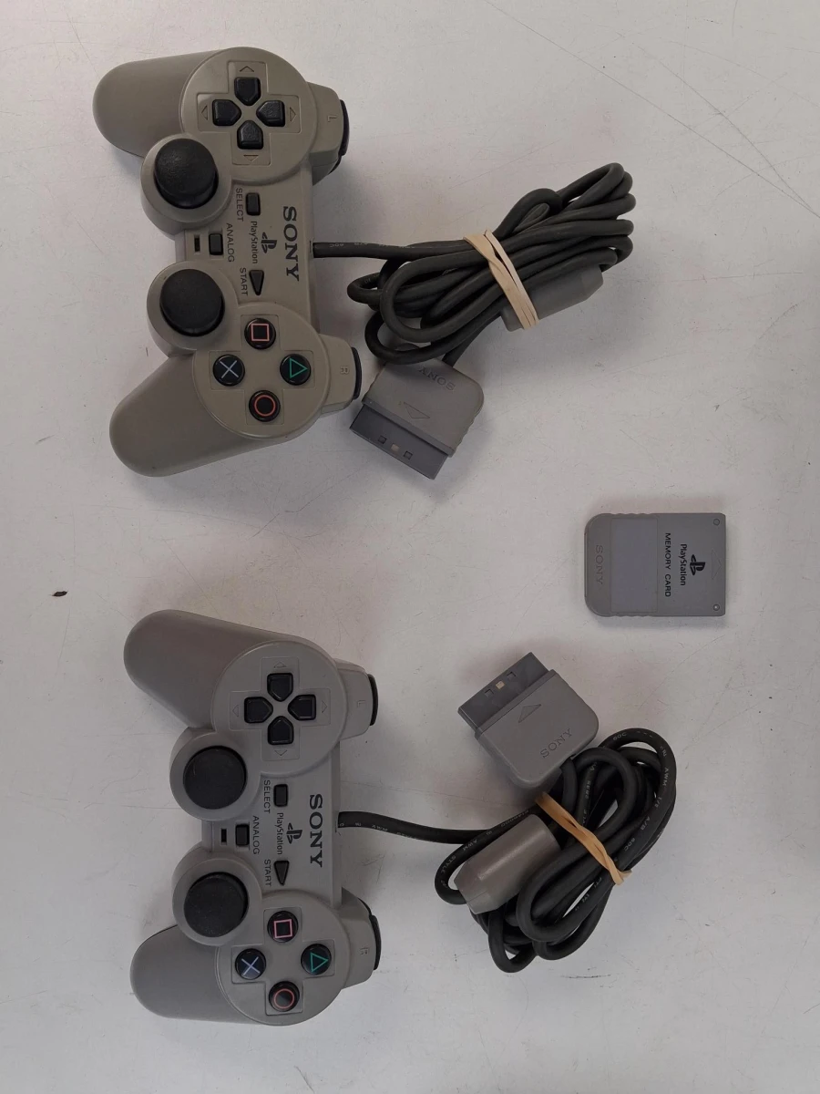 Playstation 1 console met twee controllers - foto 2